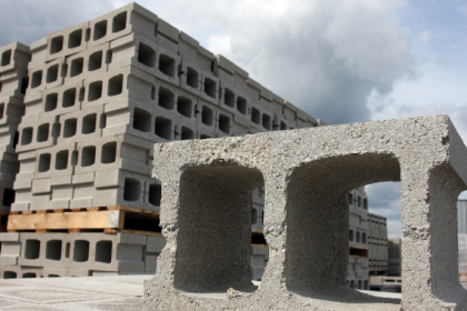 Absorção de água em blocos de concreto: entenda por que esse indicador é decisivo para a durabilidade e o desempenho da obra, com análise de Valderci Malagosini Machado neste artigo.