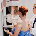 Vinicius Tadeu Sattin Rodrigues orienta sobre a preparação correta para a primeira mamografia e a importância de não adiar o exame.