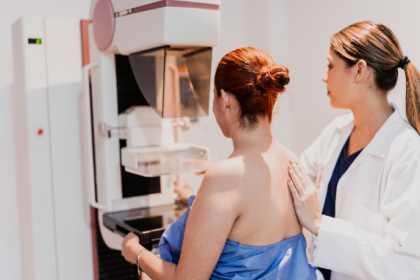 Vinicius Tadeu Sattin Rodrigues orienta sobre a preparação correta para a primeira mamografia e a importância de não adiar o exame.