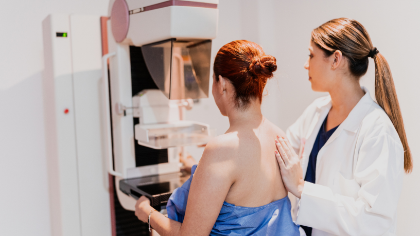 Vinicius Tadeu Sattin Rodrigues orienta sobre a preparação correta para a primeira mamografia e a importância de não adiar o exame.